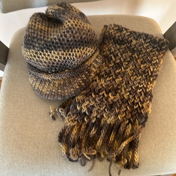 Knitted hat and scarf set. New. - Picture 3 of 4